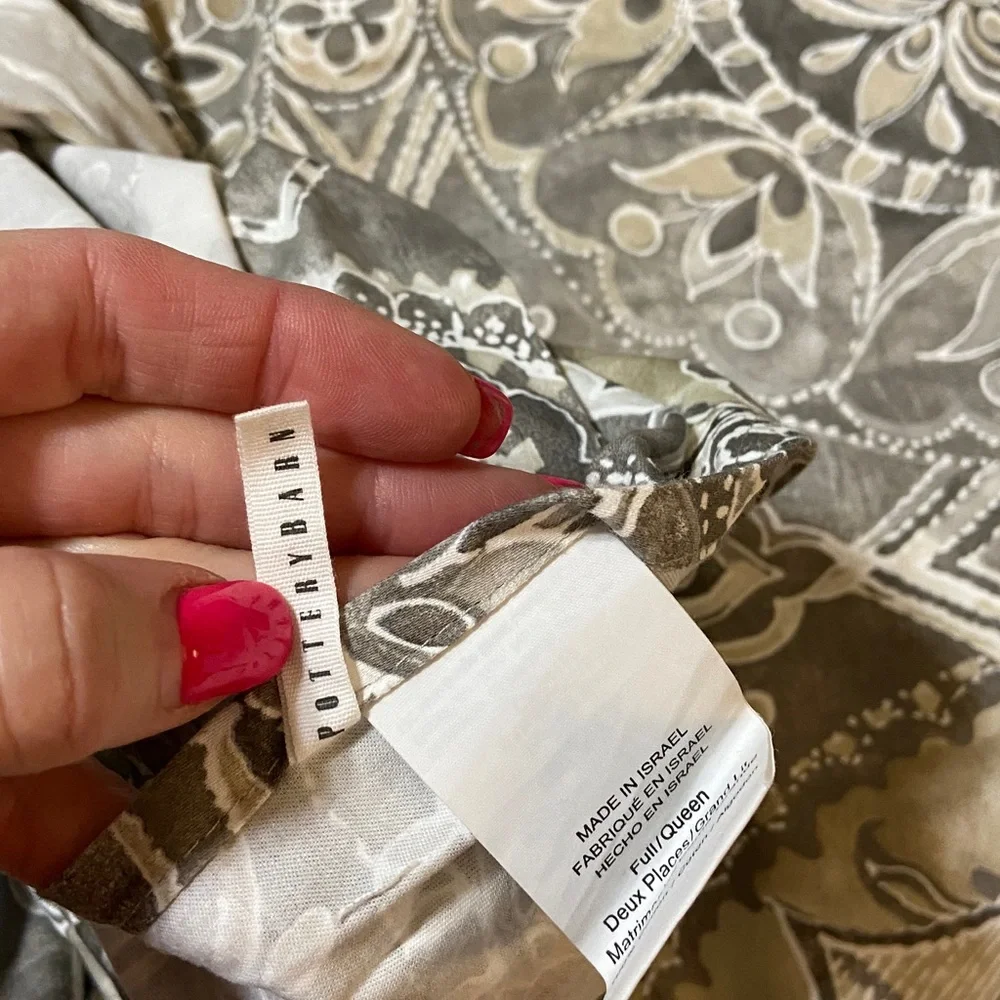 Like new Pottery Barn Jacquelyn Medallion Organic Sateen Duvet Cover & shams